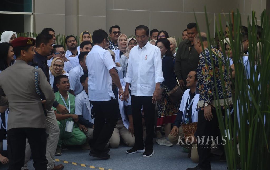 Presiden Joko Widodo bertemu dengan tenaga medis seusai meresmikan Rumah Sakit Kementerian Kesehatan Surabaya, Jumat (6/9/2024). RS Kemenkes Surabaya memiliki kapasitas 772 tempat tidur ruang rawat inap, 59 tempat tidur HCU/<i>intermediate care</i>, 95 tempat tidur ICU/PICU/ICVCU/PACU, 16 ruang operasi, dan 20 unit kemoterapi. Biaya pembangunan rumah sakit sebesar Rp 2 triliun.