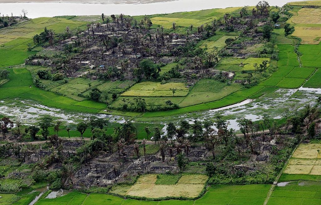 Desa-desa  yang terbakar, bekas tempat tinggal warga Rohingya, di dekat  Maungdaw, Negara Bagian Rakhine, Myanmar,   terlihat dari  udara, Rabu (27/9).