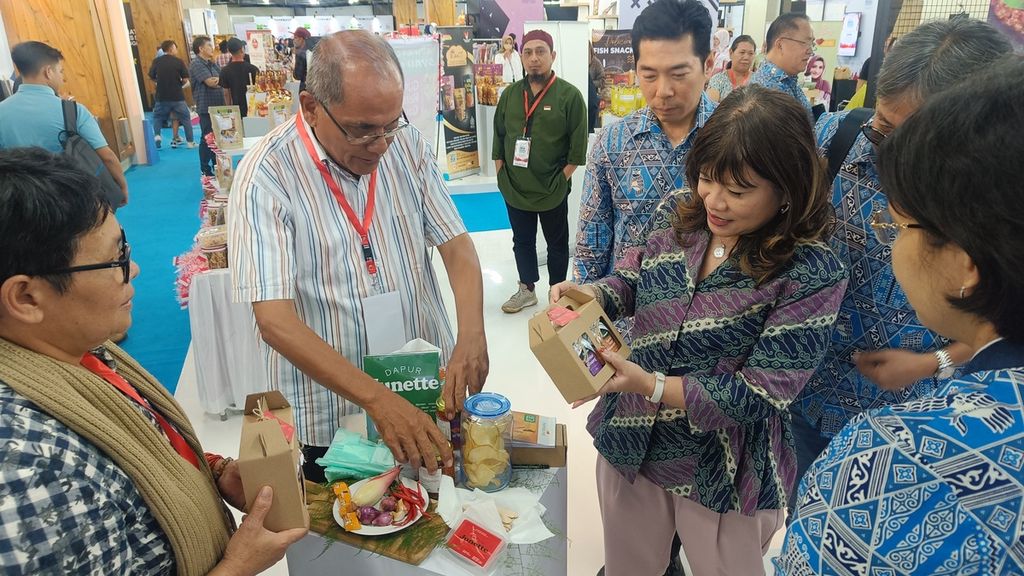 Ketua Umum Asosiasi Pengusaha Indonesia (Apindo) Shinta Kamdani bersama jajaran pengurus Apindo lainnya melihat-lihat produk yang ditawarkan usaha mikro, kecil, dan menengah (UMKM) dalam Festival Apindo UMKM Merdeka di Grand Indonesia, Jakarta, Jumat (28/7/2023). Festival itu berlangsung pada 28 Juli-1 Agustus 2023 dan melibatkan 259 UMKM dari beragam kategori.