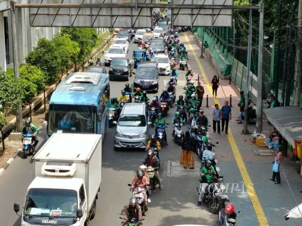 Suasana jalan di sekitar Stasiun Palmerah, Jakarta, Minggu (20/5/2018).