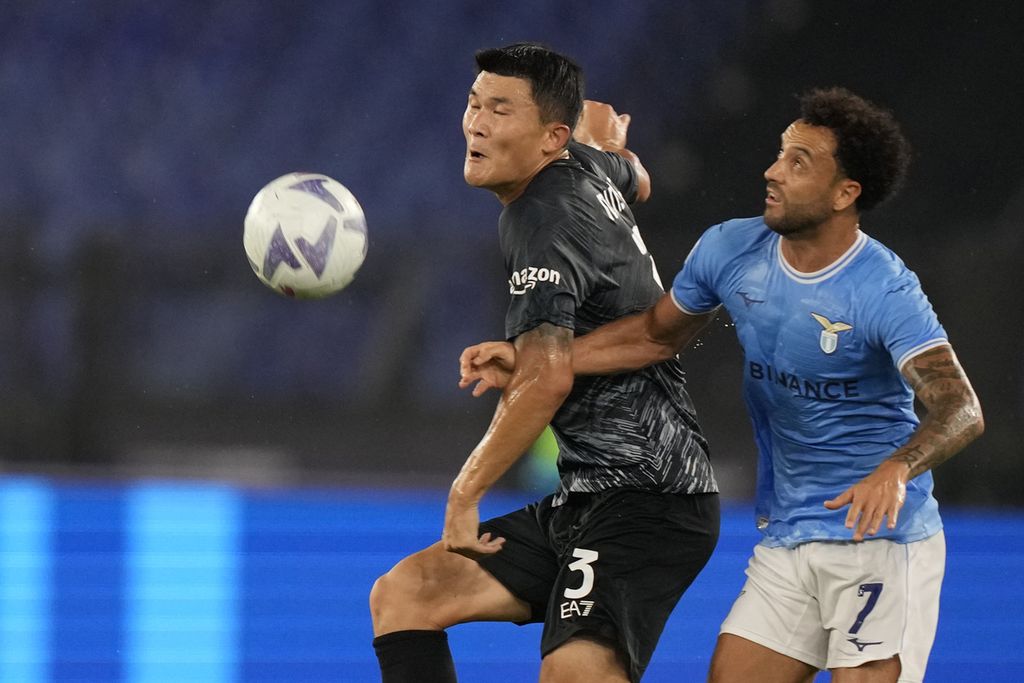 Pemain Napoli Kim Min-jae (kiri) dan pemain Lazio Felipe Anderson berebut bola dalam pertandingan Liga Italia antara Lazio dan Napoli di Stadion Olympic, Roma, Minggu (4/9/2022) dini hari WIB. Napoli mengalahkan Lazio, 2-1. 