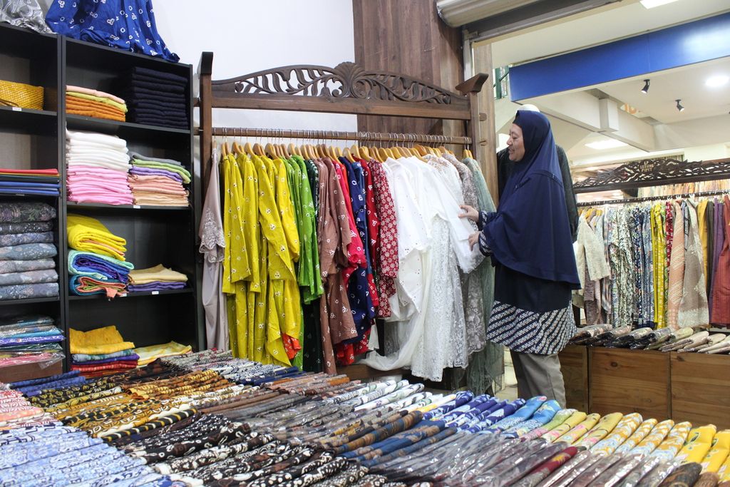 Seorang pramuniaga salah satu toko di pusat perbelanjaan Balubur Town Square, Kota Bandung, Jawa Barat, merapikan produk dagangannya, Jumat (22/9/2023). 