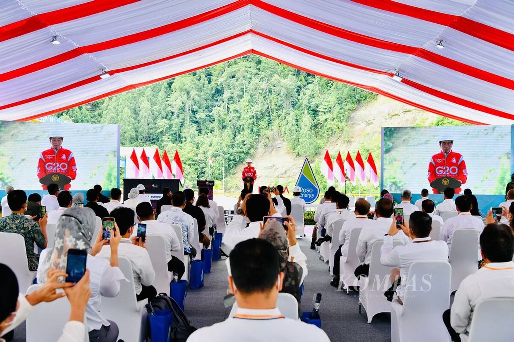Presiden Joko Widodo (depan, jaket merah) memberikan sambutan dalam acara peresmian beroperasinya PLTA Poso milik PT Poso Energy di Desa Sulewana, Kecamatan Pamona Utara, Kabupaten Poso, Sulteng, Jumat (25/2/2022). Presiden meresmikan PLTA yang memiliki kapasitas 515 MW.