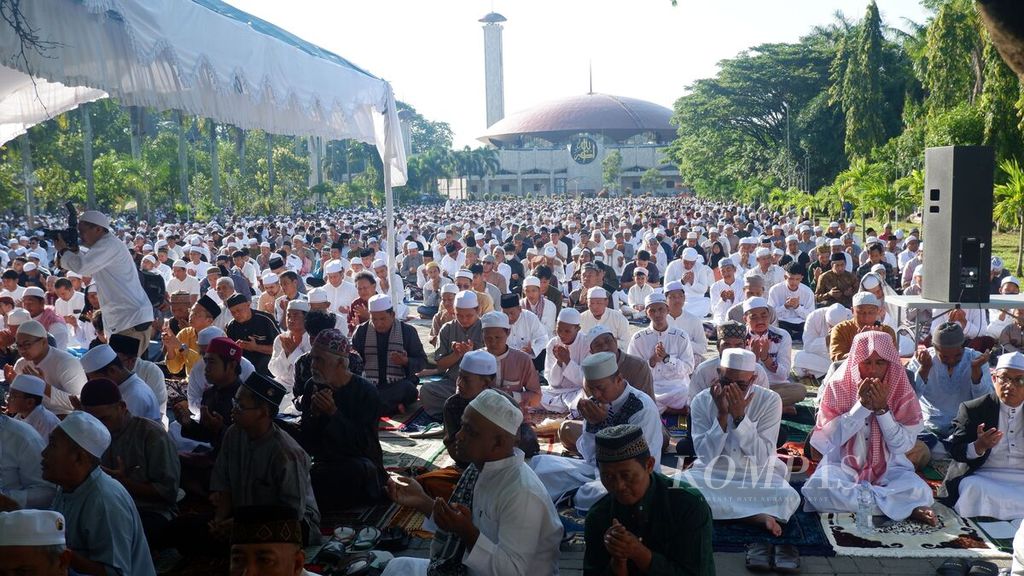 Jemaah menyimak khotbah Guru H Ilham Humaidi selaku khatib dalam pelaksanaan shalat Idul Fitri 1444 Hijriah di Lapangan Parkir Sebelah Barat, Masjid Raya Sabilal Muhtadin, Banjarmasin, Kalimantan Selatan, Sabtu (22/4/2023).