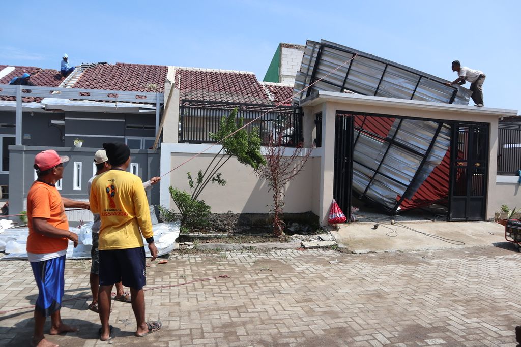 Warga memperbaiki kanopi rumah yang terdampak puting beliung di Desa Kalimaro, Kecamatan Gebang, Kabupaten Cirebon, Jawa Barat, Selasa (28/12/2021). Bencana yang terjadi pada Senin (27/12) sore itu merusak sedikitnya 143 rumah di sejumlah desa di Gebang. Tidak ada korban jiwa dalam kejadian tersebut.