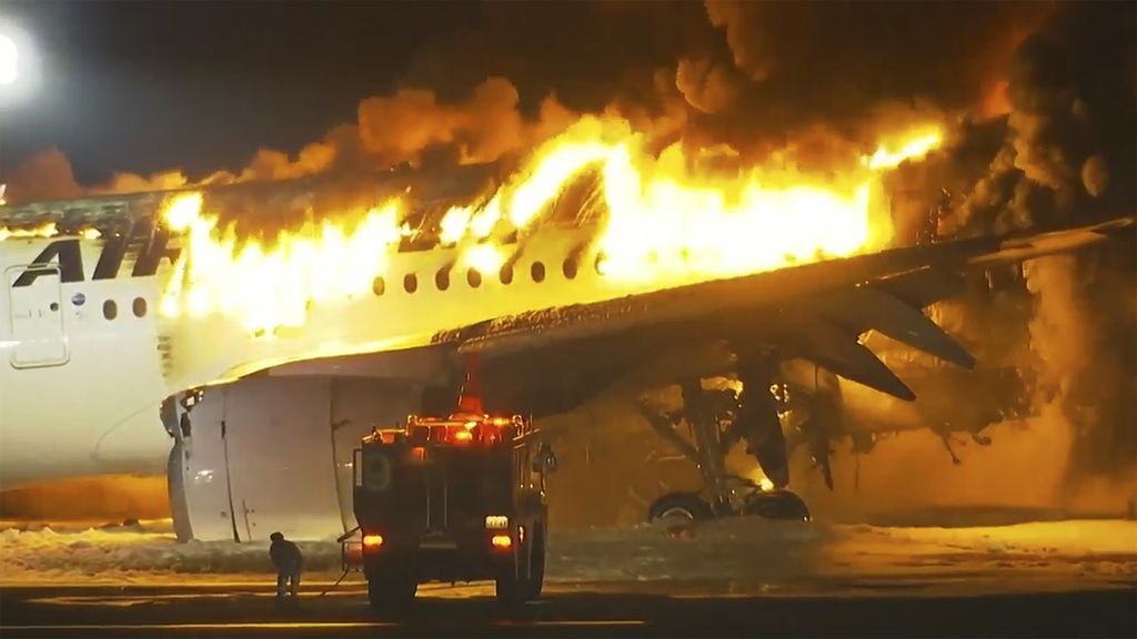 Dalam gambar yang diambil dari video ini, pesawat Japan Airlines terbakar di landasan pacu Bandara Haneda pada 2 Januari 2024 di Tokyo, Jepang.