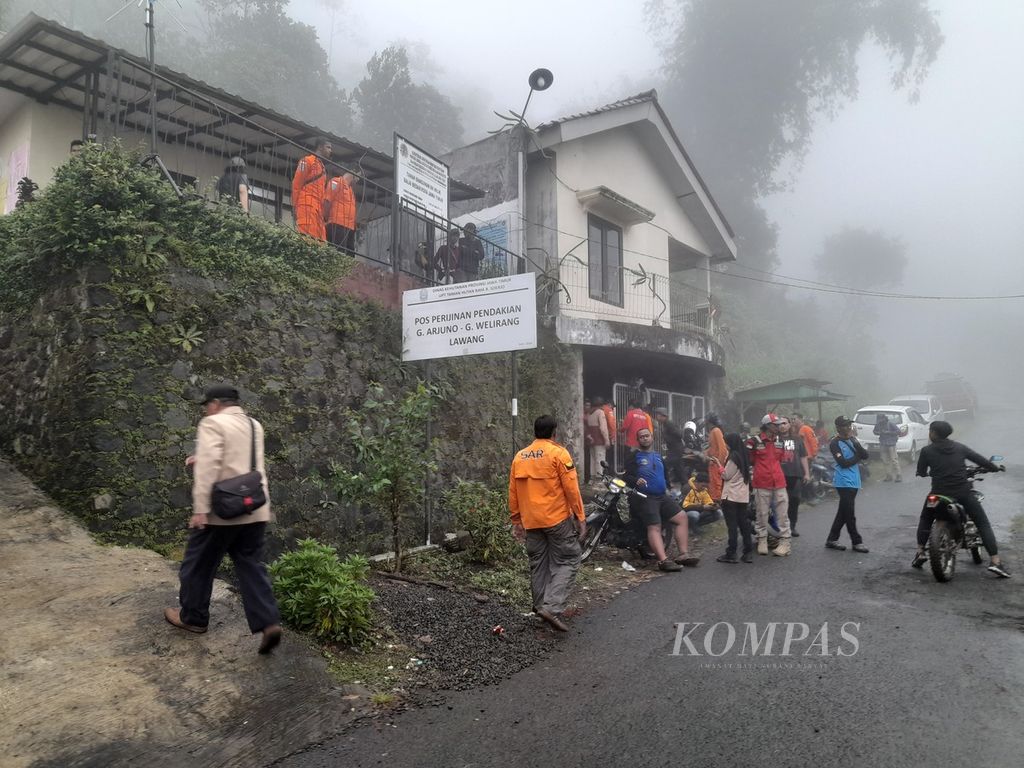 Tim SAR dan warga di posko pencarian orang hilang di Pos Pendakian Gunung Arjuno-Welirang di Desa Wonorejo, Kecamatan Lawang, Kabupaten Malang, Jawa Timur, Selasa (5/7/2022) malam.
