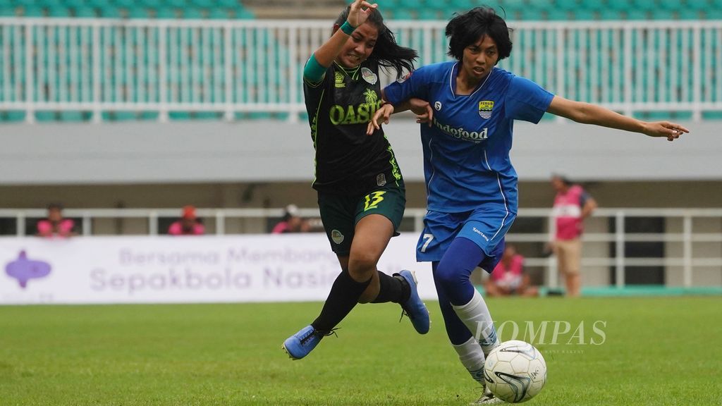 Bek tim putri Persib Bandung, Desy Amelia (kanan), berebut bola dengan gelandang tim putri Tira Persikabo Safira Ika Putri Kartini (kiri) pada laga final kompetisi sepak bola nasional Liga 1 Putri di Stadion Pakansari, Cibinong, Bogor, Sabtu (28/12/2019).