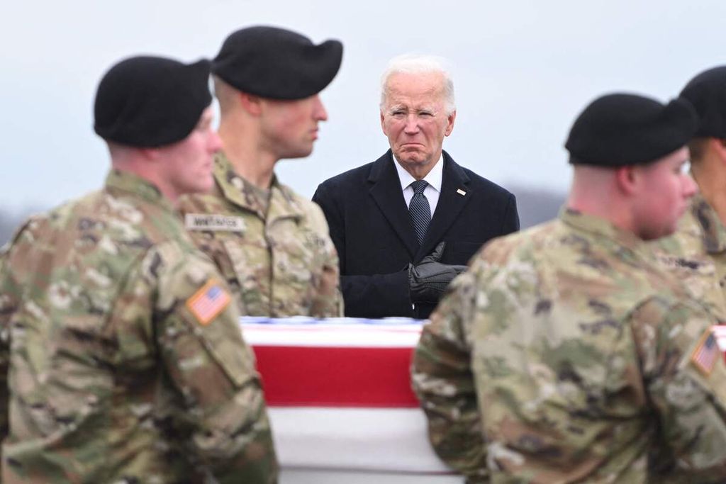 Presiden AS Joe Biden tiba di Pangkalan Angkatan Udara Dover di Dover, Delaware, AS, Jumat (2/2/2024), dan menyaksikan kedatangan tiga jenazah tentara AS yang tewas dalam serangan pesawat nirawak di Jordania utara pada Sabtu (28/1/2024). 