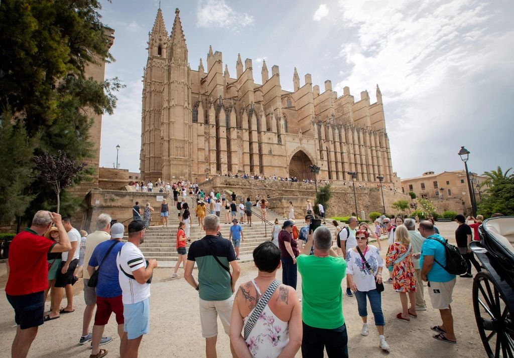 Wisatawan berjalan-jalan di sekitar Katedral Palma di Palma de Mallorca, Spanyol, 6 Juli 2024. Hampir 41 juta wisatawan internasional diperkirakan akan mengunjungi Spanyol musim panas ini.