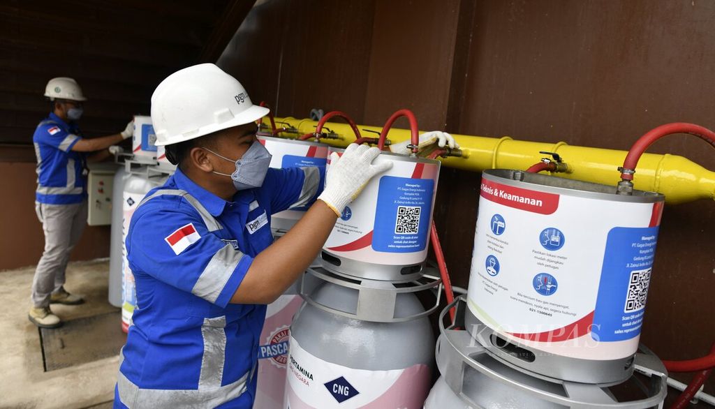 Petugas memeriksa instalasi tabung Gaslink C-cyl kemasan baru yang terpasang di Restoran Pagi Sore Sunter, Jakarta Utara, Selasa (14/12/2021). Gaslink C-cyl merupakan <i>compressed natural gas </i>(CNG) untuk pelanggan sektor industri dan komersial yang diproduksi PT Gagas Energi Indonesia, <i>subholding </i>Gas Pertamina. 