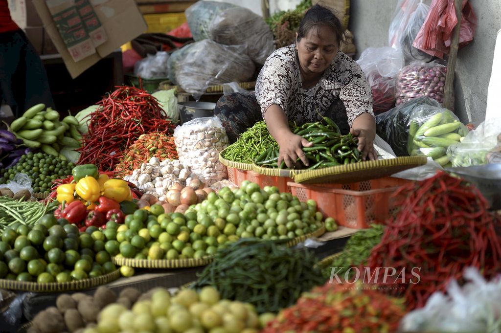 Pedagang sayur menata dagangannya di Pasar Kebayoran Lama, Jakarta Selatan, Kamis (12/1/2017). Turunnya pasokan aneka sayur ke pedagang karena faktor cuaca membuat harga sayur-mayur di pasaran melonjak tajam.