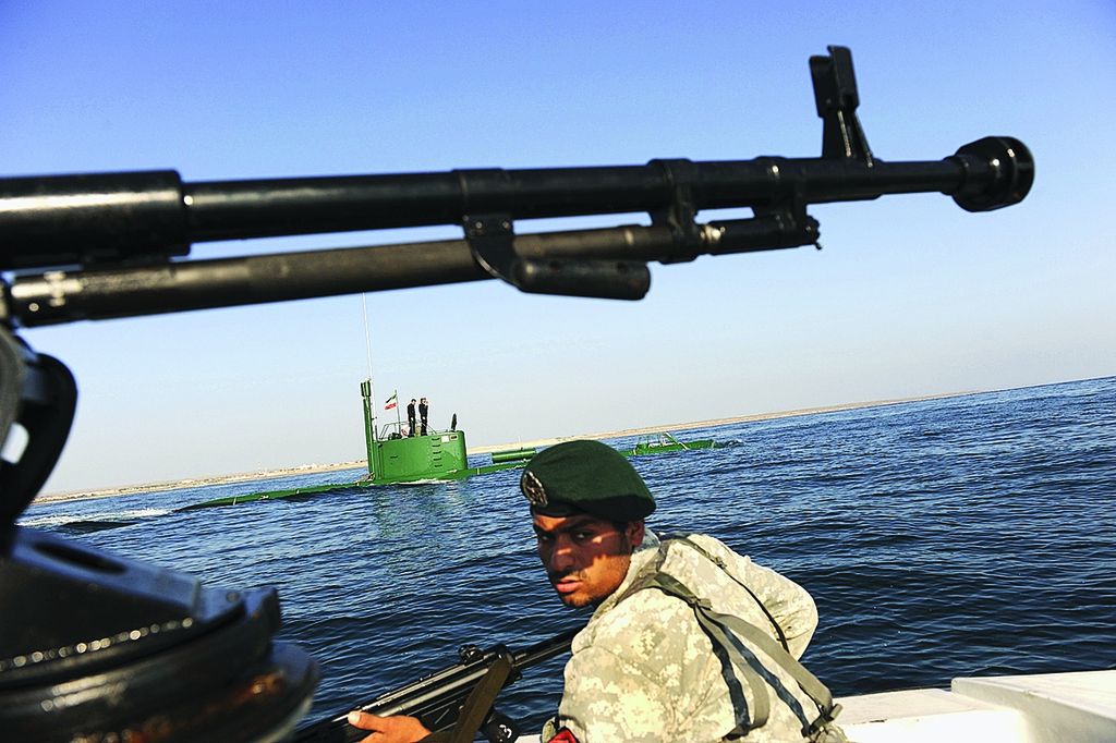 Anggota Angkatan Laut Iran berpartisipasi pada latihan di Teluk Oman, 28 Desember 2011. 