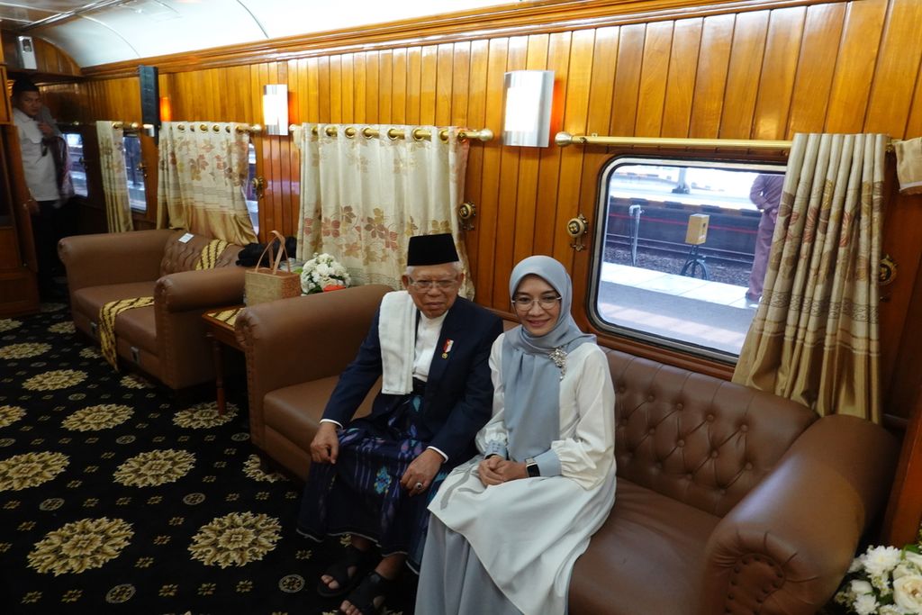 Wakil Presiden Ma’ruf Amin beserta Ibu Wury Ma’ruf Amin berkendara dengan Kereta Api Istimewa Kepresidenan dalam perjalanan pergi pulang ke Cirebon, Jawa Barat. Wapres berangkat pada Jumat (25/8/2023) pagi dan kembali ke Jakarta pada Sabtu (26/8/2023) sore. Dalam kunjungan kerja ke Cirebon, Wapres, antara lain, bersilaturahmi dengan para ulama se-Kabupaten Cirebon.