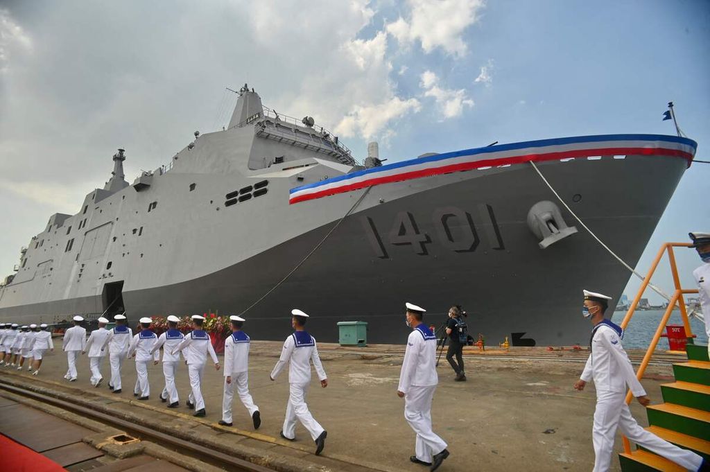 Tentara angkatan laut Taiwan berjalan di dermaga platform pendaratan kelas Yushan selama upacara serah terima di Kaohsiung pada 30 September 2022.