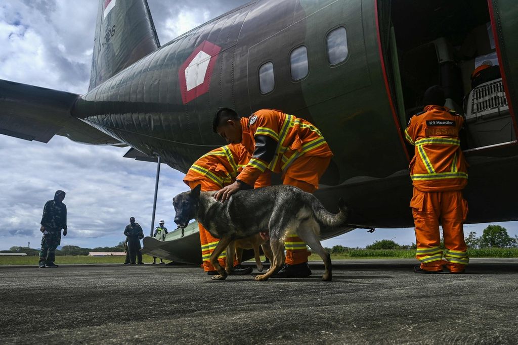Anggota tim SAR Indonesia tengah mempersiapkan diri sebelum mereka kembali terbang setelah mengisi ulang bahan bakar di Pangkalan Udara Sultan Iskandar Muda, Aceh, Sabtu (11/2/2023). Sejumlah anjing pelacak juga dikirim untuk mendukung misi evakuasi oleh tim SAR Indonesia.