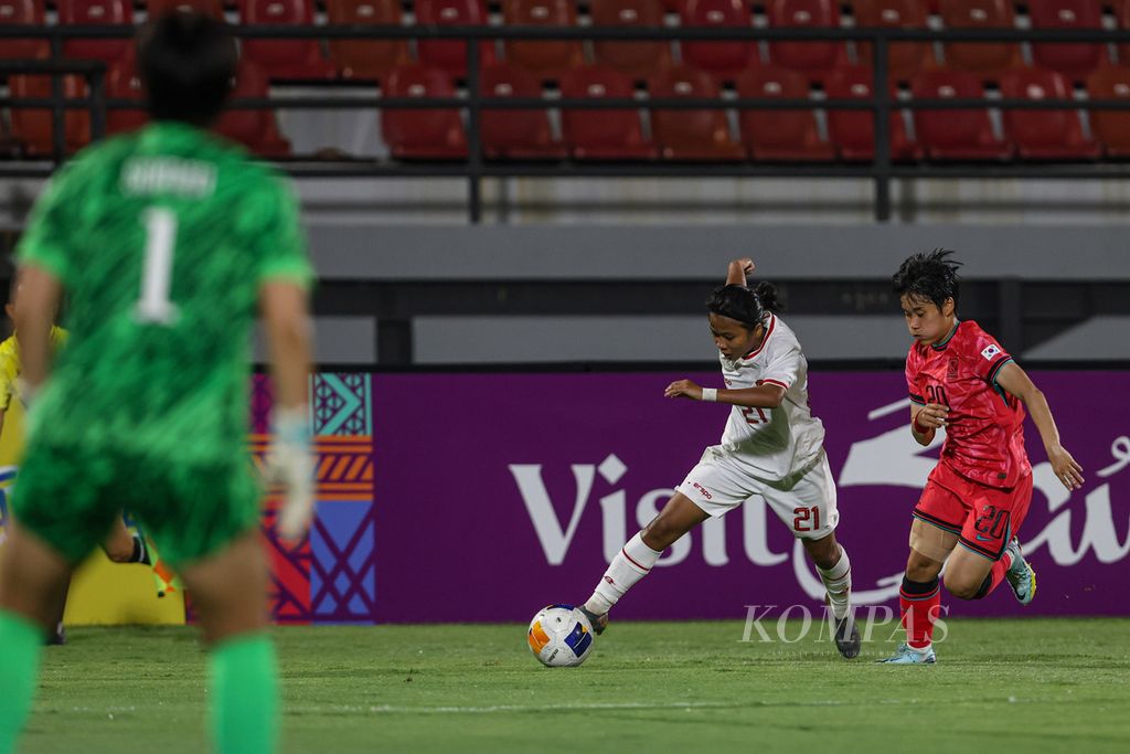 Pemain tim putri Indonesia U-17, Nabila Saputri, melewati pemain Korea Selatan, Ji Ae, saat laga Grup A Piala Asia Putri U-17 di Stadion Kapten I Wayan Dipta, Gianyar, Bali, Kamis (9/5/2024). Indonesia kalah 12 gol dari Korea Selatan.