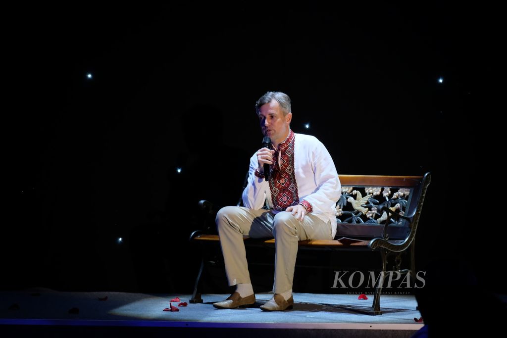 Duta Besar Luar Biasa dan Berkuasa Penuh Ukraina Vasyl Hamianin membacakan puisi karya Chairil Anwar di Museum Nasional, Jakarta, pada Rabu (26/7/2023) malam. 