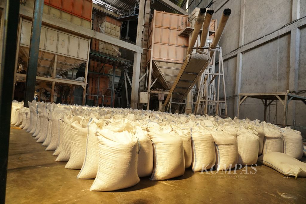 Karung-karung berisi pipilan kering jagung hibrida siap dikirim dari gudang CV Kemiri Putih milik Lie Kian Lay di Kota Gorontalo, Provinsi Gorontalo, Jumat (2/12/2022).