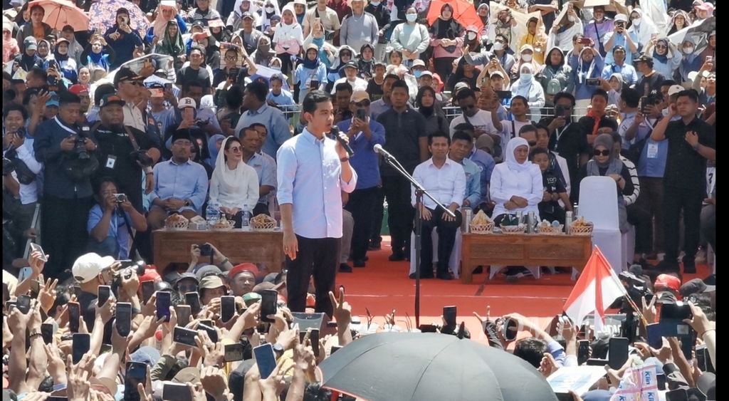 Calon wakil presiden Gibran Rakabuming Raka saat menghadiri hari ulang tahun Serikat Pekerja Seluruh Indonesia di Gelora Delta Sidoarjo, Jawa Timur, Minggu (28/1/2024).