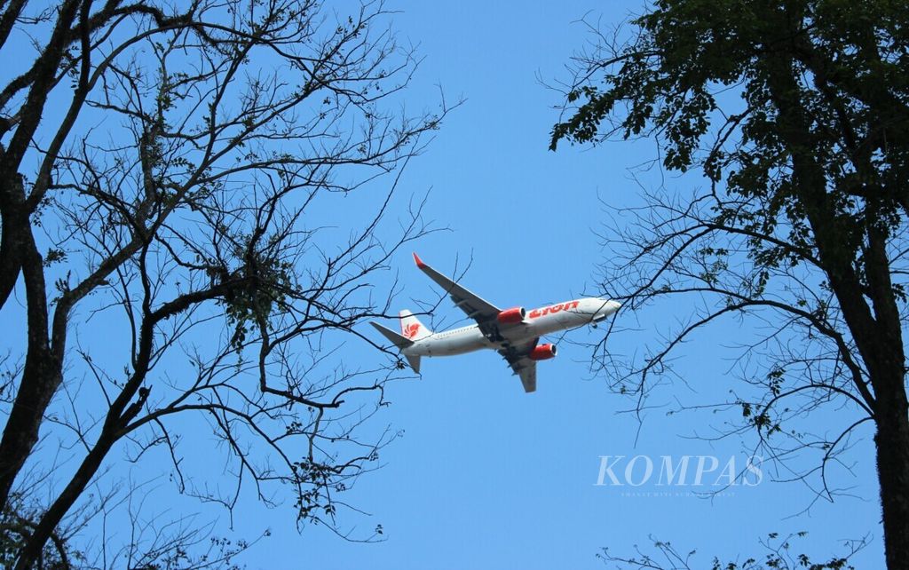 Pesawat Lion Air saat akan mendarat di Bandara Husein Sastranegara, Kota Bandung, Jawa Barat, Selasa (25/6/2019). 