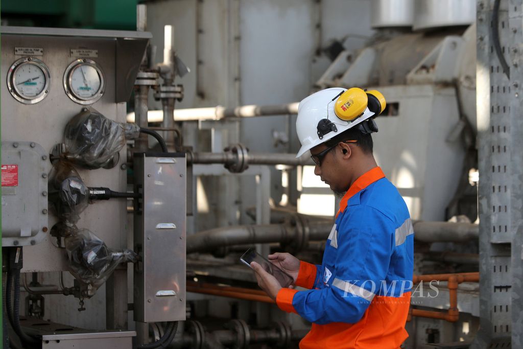Pekerja mengecek bagian mesin produksi di PT Pupuk Kalimantan Timur (PKT) di Bontang, Kalimantan Timur, Minggu (23/7/2023).