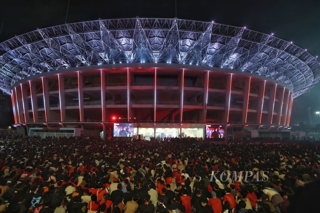 Citizens watched the match between Indonesia and Uzbekistan in the semi-finals of the U-23 Asia Cup at Gelora Bung Karno Stadium in Jakarta on Monday (29/4/2024). Indonesia lost 0-2 against Uzbekistan.