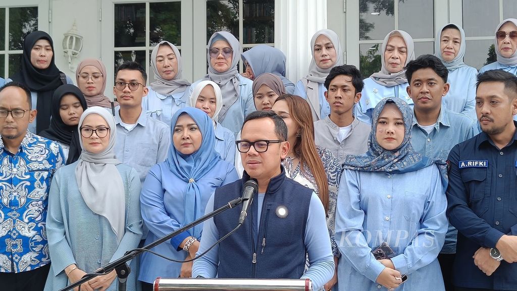 Mantan Wali Kota Bogor Bima Arya saat konferensi pers soal dukungannya terhadap pencalonan kader Gerindra, Dedi Mulyadi, di Pendopo 6, kediamannya, di Bogor, Jawa Barat, Rabu (7/8/2024).