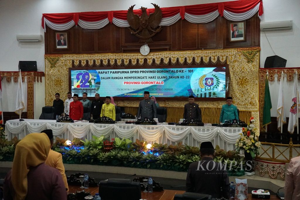 Anggota DPRD Provinsi Gorontalo mengikuti rapat paripurna untuk memperingat ulang tahun ke-22 provinsi tersebut, Senin (5/12/2022), di Gedung DPRD Provinsi Gorontalo, Kota Gorontalo.