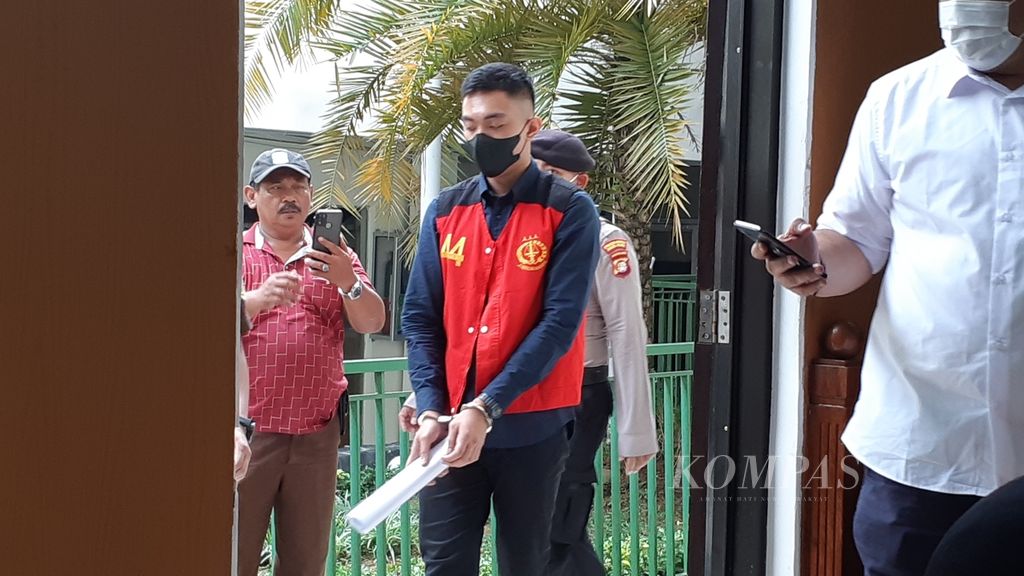 Mario Dandy Satrio memasuki ruang sidang di Pengadilan Negeri Jakarta Selatan, Jakarta, Selasa (22/8/2023). Ia hadir untuk pembacaan nota pembelaan atas tuntutan jaksa terkait perkara penganiayaan berat terhadap Cristalino David Ozora.