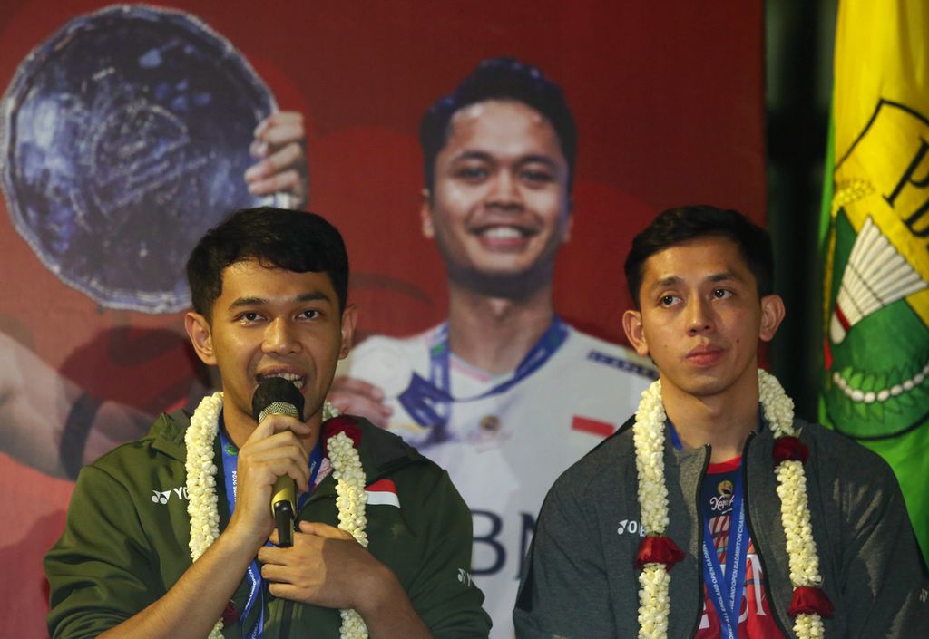 Pebulu tangkis ganda putra Indonesia Fajar Alfian (kiri) dan Muhammad Rian Ardianto (kanan) memberikan keterangan pers setibanya dari Inggris di Bandara Soekarno-Hatta, Banten, Senin (18/3/2024). Juara All England 2024 ini menjadi harapan Indonesia untuk merebut kembali Piala Thomas.