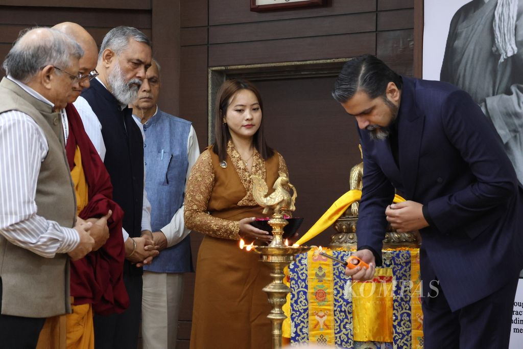 Salah satu musisi India, Ricky Kej (kanan), menyalakan pelita sebagai persembahan kepada Buddha sebelum International Buddhist Media Conclave 2024 dimulai di New Delhi, India, Rabu (11/9/2024).