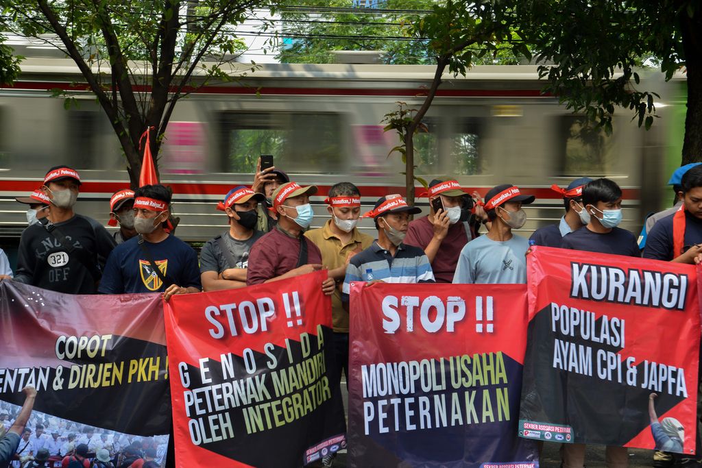 Sejumlah peserta aksi membawa spanduk berisi tuntutan di depan gedung Komnas HAM, Jakarta, Senin (13/3/2023). 