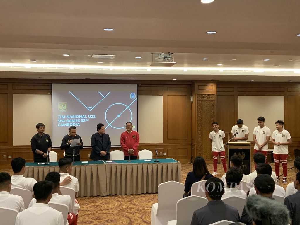 Ketua Umum PSSI Erick Thohir mengumumkan 20 nama pemain tim sepak bola Indonesia di SEA Games Kamboja 2023, Jumat (21/4/2023). Dua pemain yang berkompetisi di luar negeri masuk menjadi bagian dari tim yang dibesut oleh Indra Sjafri. 