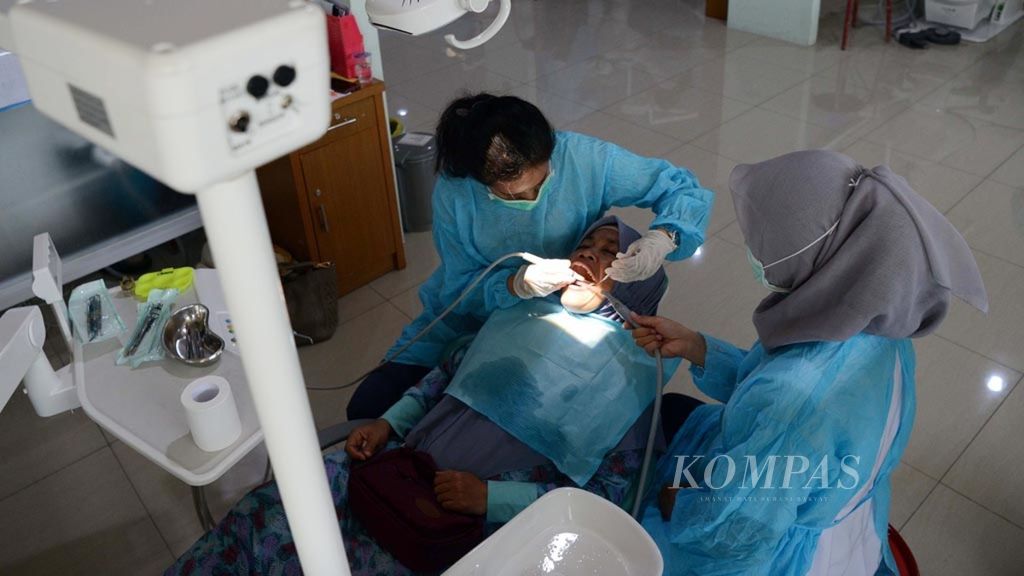 Dokter merawat gigi pasien dalam pemeriksaan gratis yang bertepatan dengan Bulan Kesehatan Gigi Nasional di Rumah Sakit Islam Gigi dan Mulut, Kota Semarang, Jawa Tengah, akhir September 2019. 