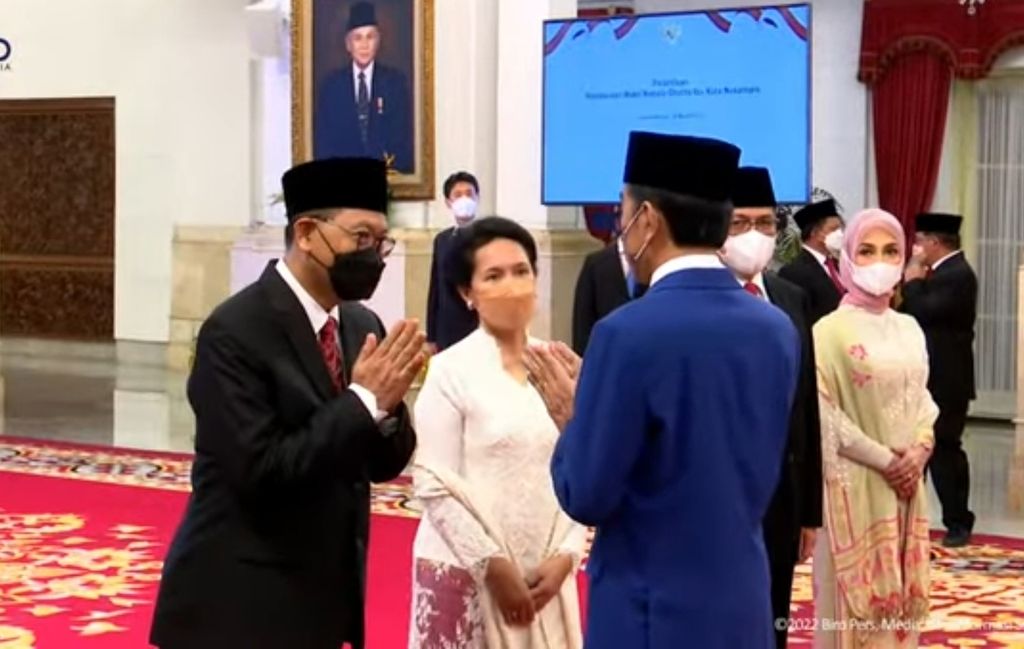 Presiden Joko Widodo memberikan ucapan selamat kepada Bambang Susantono dan Dhony Rahajoe di Istana Negara, Jakarta, Kamis (10/3/2022). Bambang dan Dhony dilantik sebagai Kepala dan Wakil Kepala Otorita IKN Nusantara. 