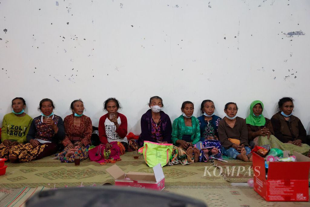Pengungsi yang mayoritas warga lanjut usia berkumpul di tempat aman setelah terjadi kebakaran di lerang Gunung Merbabu di Desa Batur, Kecamatan Getasan, Kabupaten Semarang, Jawa Tengah, Sabtu (28/10/2023). 