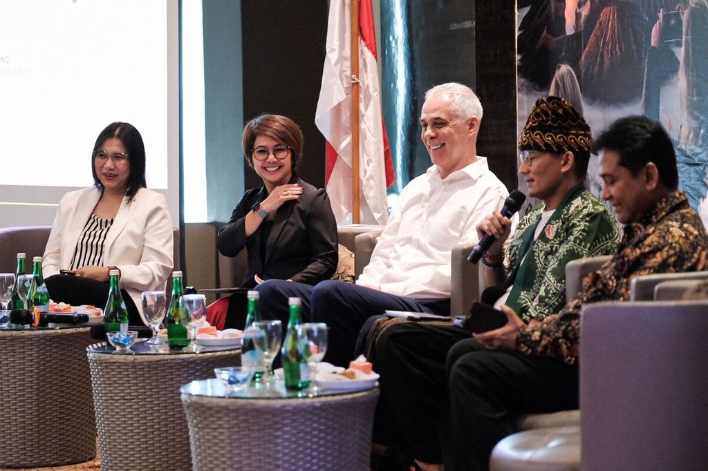 Menteri Pariwisata dan Ekonomi Kreatif Sandiaga Uno (kedua dari kanan) sedang menjelaskan tren pariwisata 2024 dalam Indonesia Tourism Outlook 2024 di Jakarta, Selasa (28/11/2023). Ia menekankan, konsep pariwisata hijau akan banyak dicari wisatawan pada tahun depan.