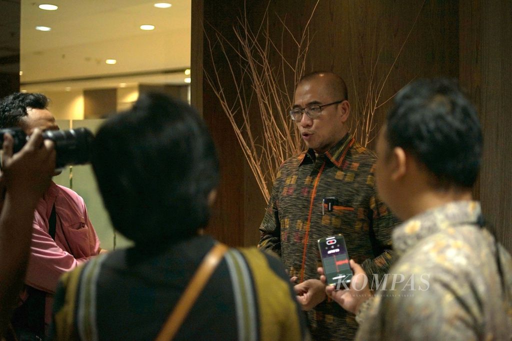Ketua Komisi Pemilihan Umum (KPU) Hasyim Asy'ari saat diwawancarai di Jakarta pada Jumat (26/1/2024).