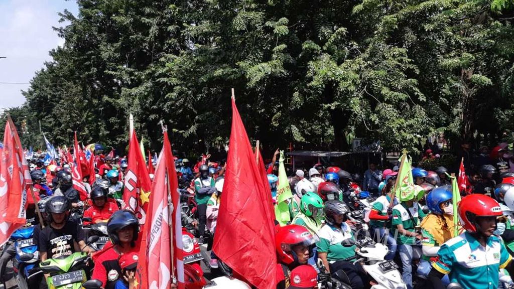 Ribuan buruh Sidoarjo peringati hari buruh dengan turun ke jalan, Rabu (1/5/2019).