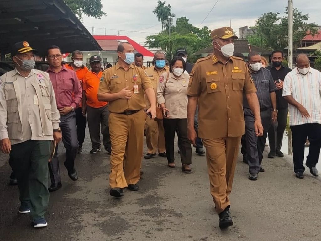 Tampak Penjabat Gubernur Papua Barat Paulus Waterpauw saat meninjau lokasi yang terdampak banjir di Kota Sorong pada Agustus 2022.