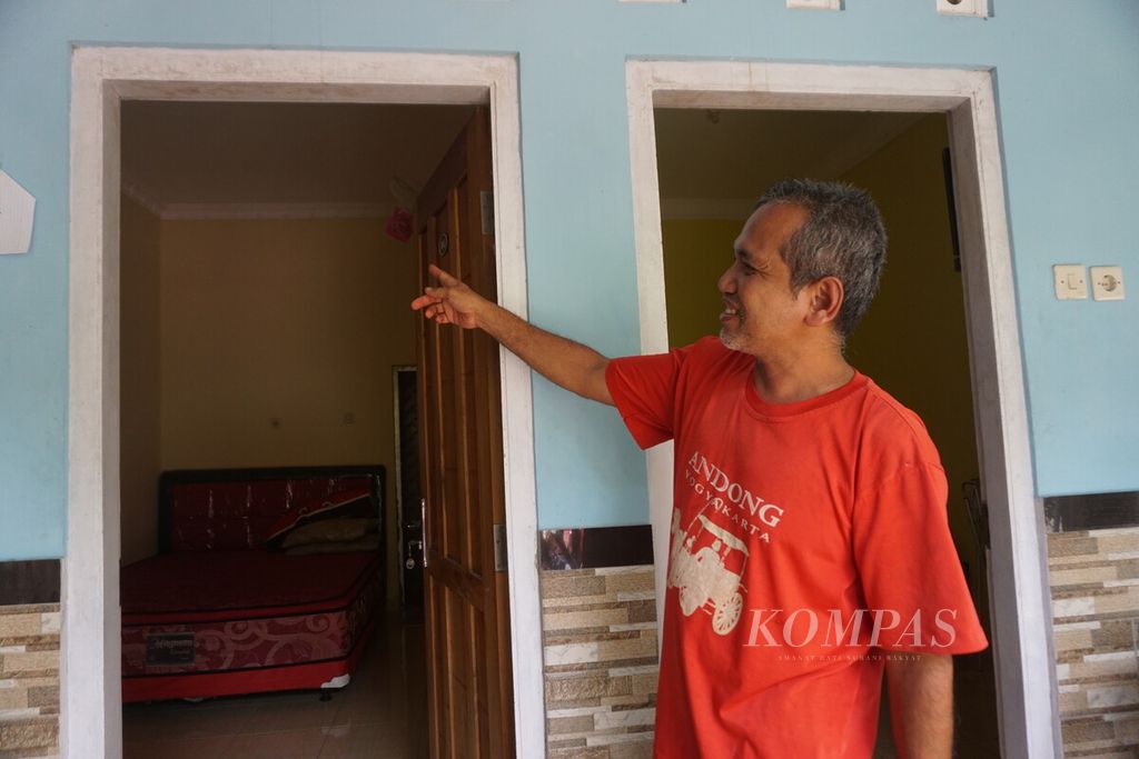 Ismanuri (51) ,pemilik <i>homestay</i> Wili dan Sinta di Borobudur, menunjukkan kamar penginapan di Desa Ngaran, Magelang, Jawa Tengah, Kamis (10/11/2022).