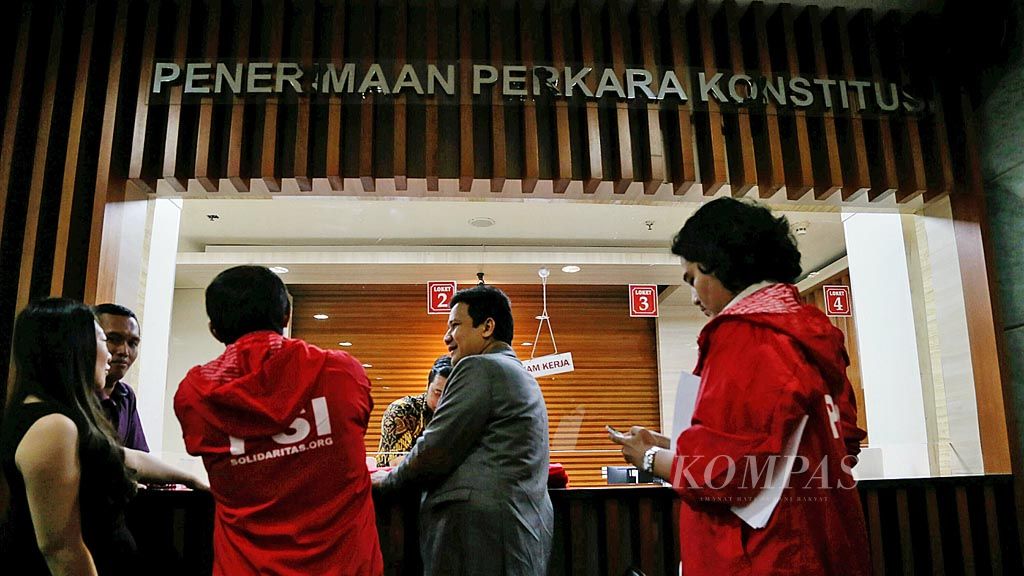 Sejumlah kader dan pengurus Partai Solidaritas Indonesia didampingi kuasa hukum mendaftarkan Uji Materi Revisi UU MD3 di loket penerimaan perkara konstitusi Mahkamah Konstitusi, Jakarta, Jumat (23/2). Mereka menilai UU tersebut membuat DPR menjadi lembaga yang adikuasa, antikritik, dan kebal hukum.