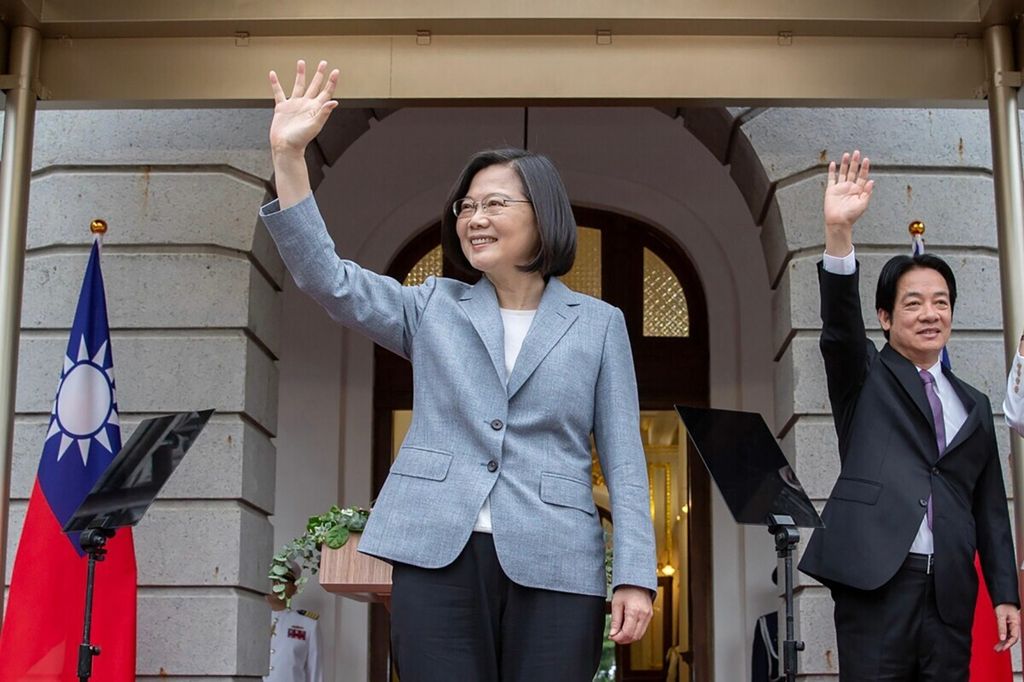 Foto selebaran yang diambil dan dirilis pada 20 Mei 2020 oleh Kantor Presiden Taiwan ini menunjukkan Presiden Taiwan Tsai Ing-wen dan Wakil Presiden William Lai melambaikan tangan pada acara pelantikan untuk persyaratan masing-masing di kantor, di Taipei Guest House, Taipei.