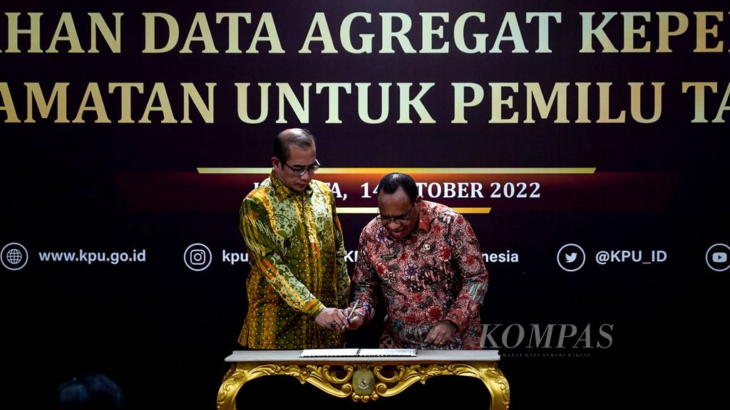 Wakil Menteri Dalam Negeri John Wempi Wetipo (kanan) bersama Ketua KPU Hasyim Asyari saat menjelang penandatanganan Penyerahan Data Agregat Kependudukan Per Kecamatan (DAK2) Untuk Pemilu Tahun 2024 di Kantor Komisi Pemilihan Umum (KPU), Jakarta, Jumat (14/10/2022). 