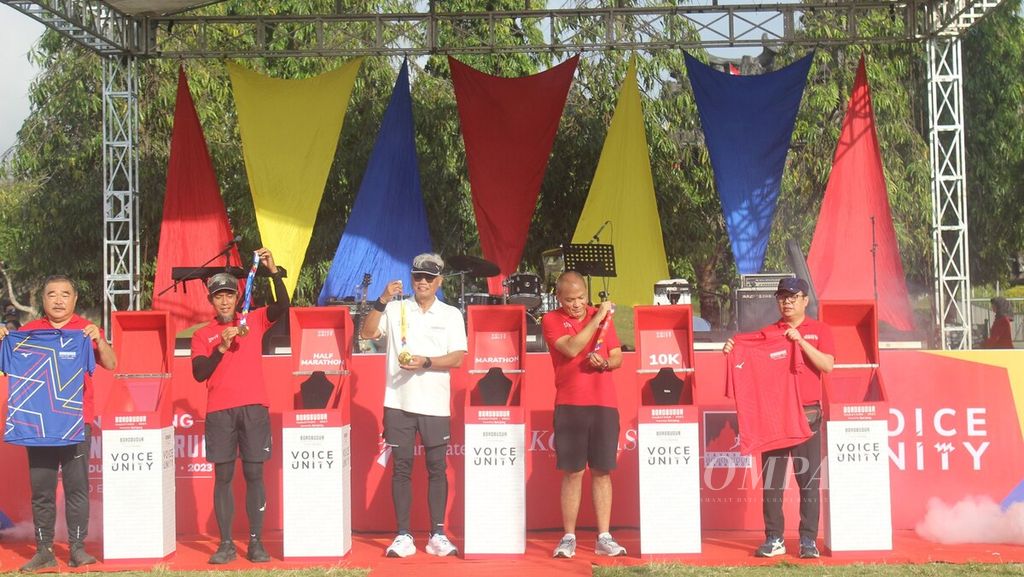 Ajang lari ria bertajuk Bank Jateng Friendship Run 2023 di Kota Denpasar, Bali, Minggu (6/8/2023), menjadi istimewa karena dirangkai dengan peluncuran jersei dan medali penamat lomba Borobudur Marathon 2023. Jersei dan medali penamat Borobudur Marathon 2023 secara resmi diluncurkan Direktur Utama Bank Jateng Supriyatno (tengah) bersama Sekretaris Daerah Provinsi Jawa Tengah Sumarno (kedua dari kiri), CEO Kompas Gramedia Lilik Oetama (kedua dari kanan), dan Ketua Yayasan Borobudur Marathon Liem Chie An (kiri) serta Pemimpin Redaksi Harian <i>Kompas </i>Sutta Dharmasaputra (kanan).