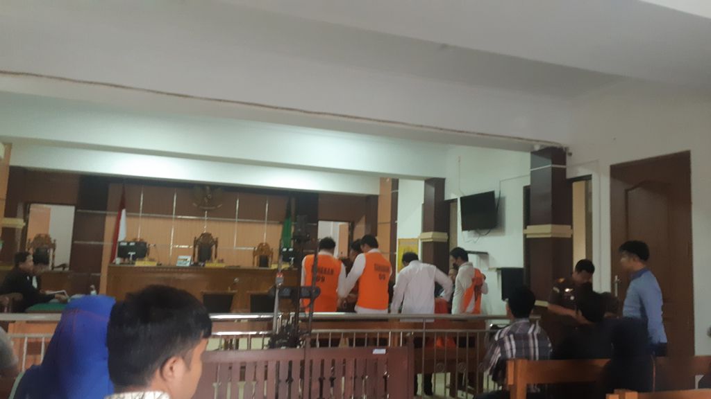 Empat anggota Polresta Banyumas yang menjadi terdakwa kasus penganiayaan tahanan hingga tewas menjalani sidang tuntutan di Pengadilan Negeri Purwokerto, Banyumas, Jawa Tengah, Selasa (28/11/2023). 