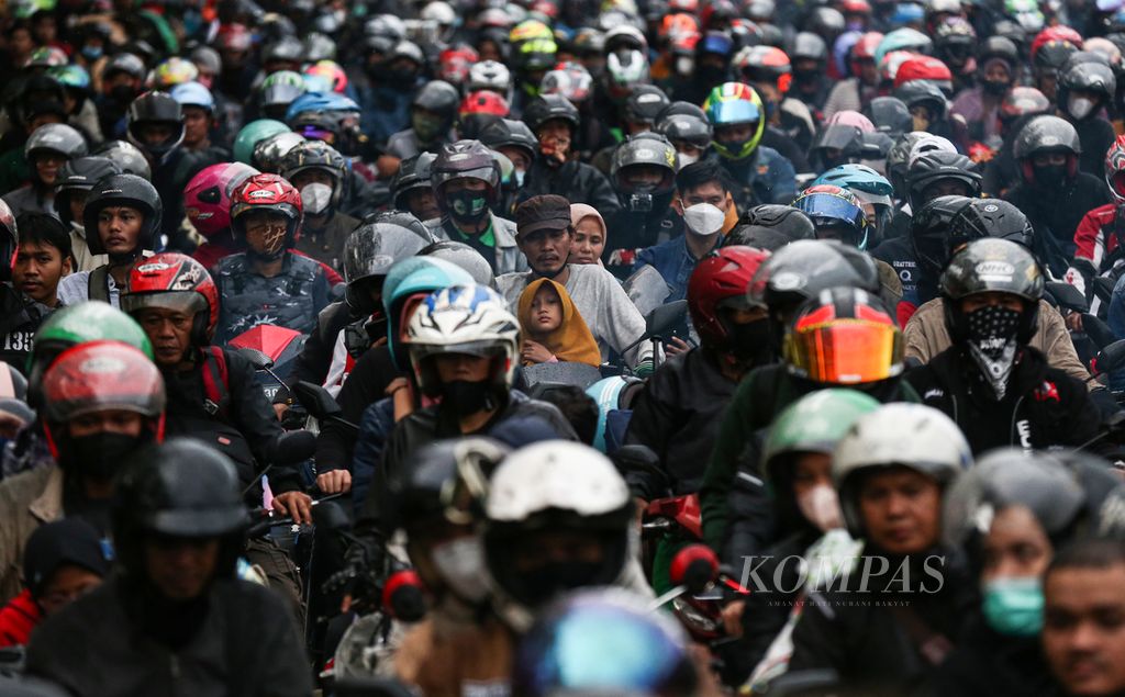 Ribuan pemudik sepeda motor di Pelabuhan Merak, Cilegon, Banten, Sabtu (30/4/2022) pagi. 