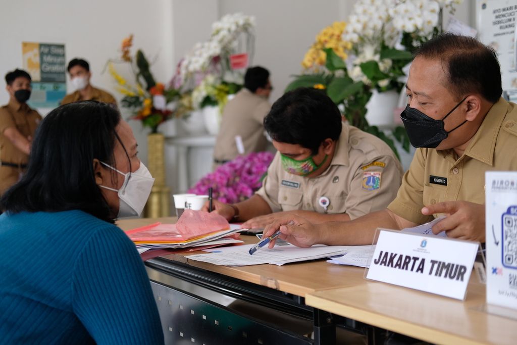 Lidya (left) an East Jakarta resident complained about land issues to DKI Jakarta Provincial Government officials at the DKI Jakarta City Hall pavilion, Tuesday (18/10/2022)..