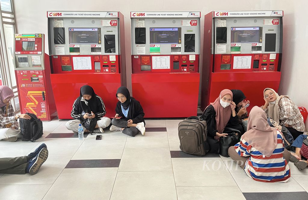 Penumpang menunggu kembali beroperasinya layanan kereta komuter di Stasiun Pondok Ranji, Tangerang Selatan, Banten, Selasa (25/7/2023). Gangguan perjalanan kereta komuter akibat adanya gangguan pada listrik aliran atas karena tiangnya ditabrak truk.